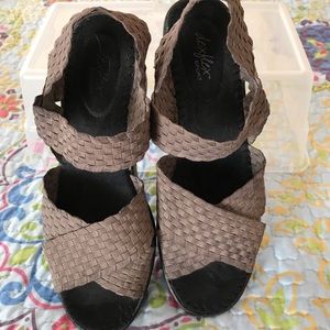 Size 7.5 dexflex black and beige sandal wedges